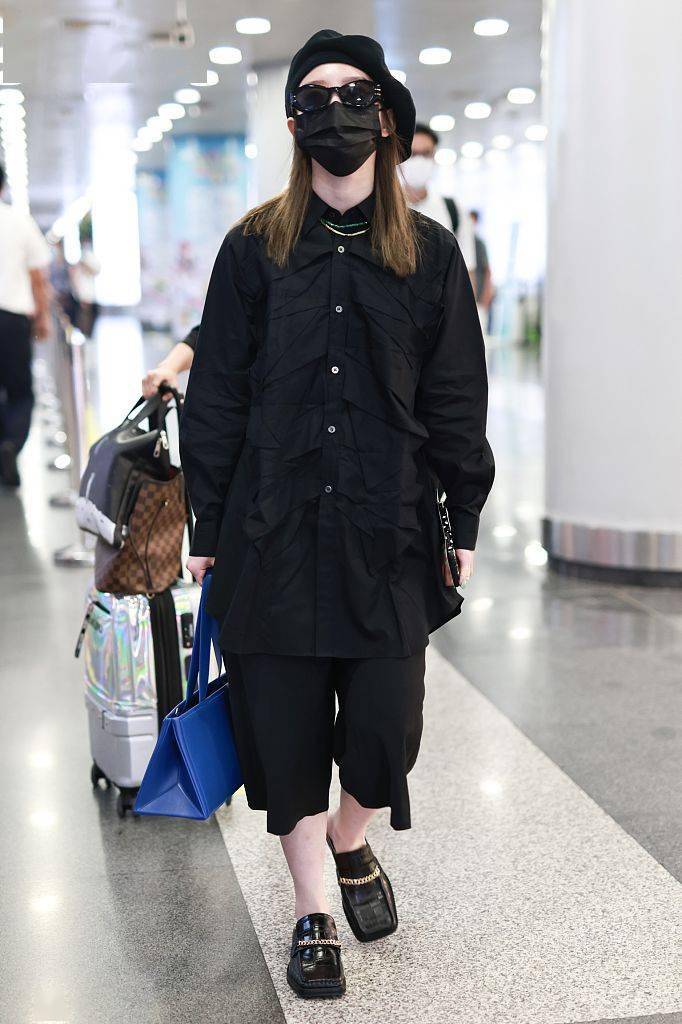 2021年7月20日,北京,孟美岐机场街拍.