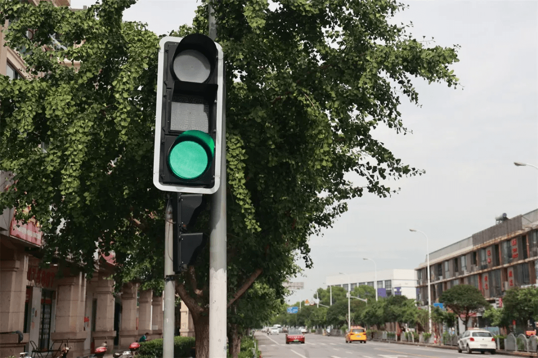 早上排队等候开出小区要超过20分钟?浦东警方想妙招解难题