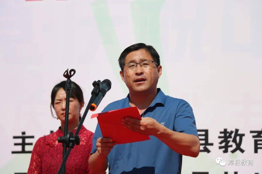 漳县城关中学代表队和漳县职专代表队展开了激烈的首场比拼.