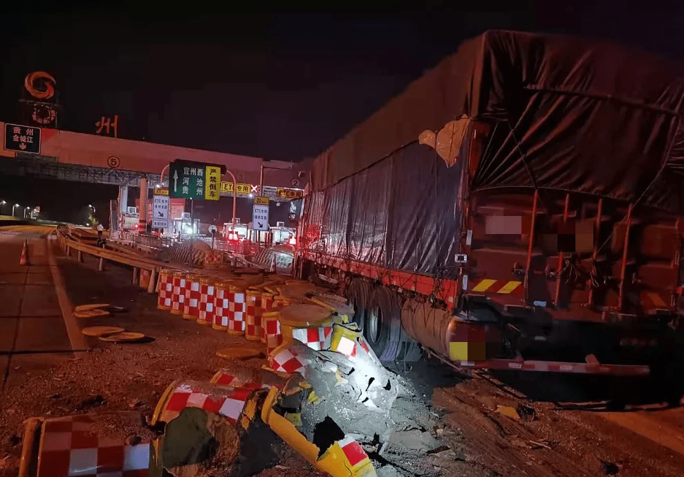 7月14日1时6分,张某连夜驾驶大货车行至g78线汕昆高速宜州收费站匝道