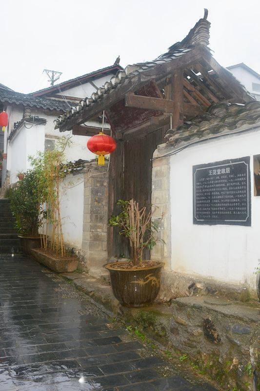 1949年12月,与新任师长谢锡昌一起,在成都率国民党三十八军的一个师