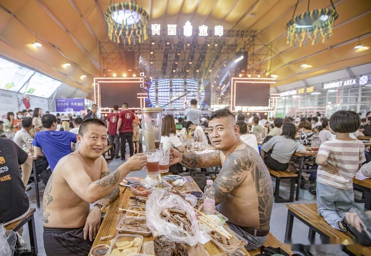 40多块钱一升，青岛啤酒节盛大开幕，海内外游客扎堆畅饮
