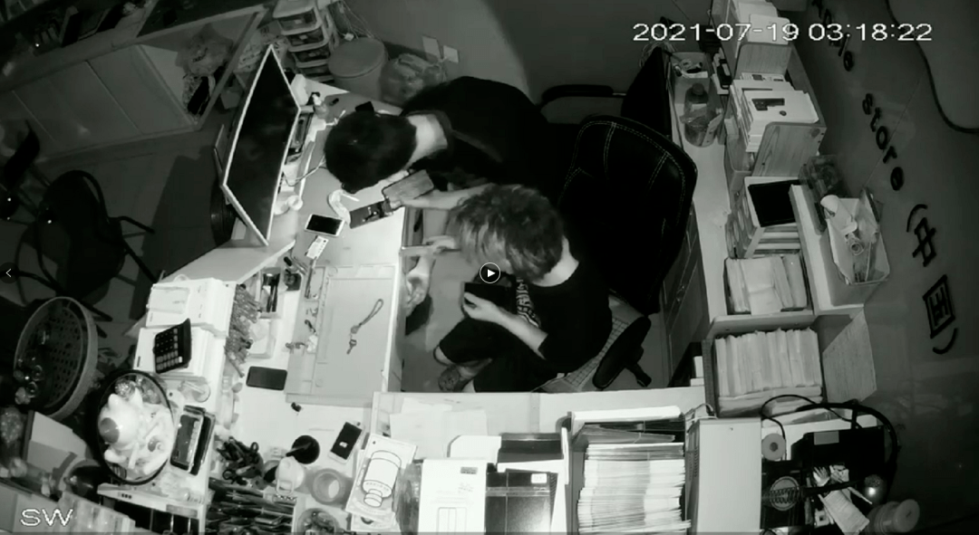 永安一手机店深夜遭3人偷窃,监控记录下作案过程.