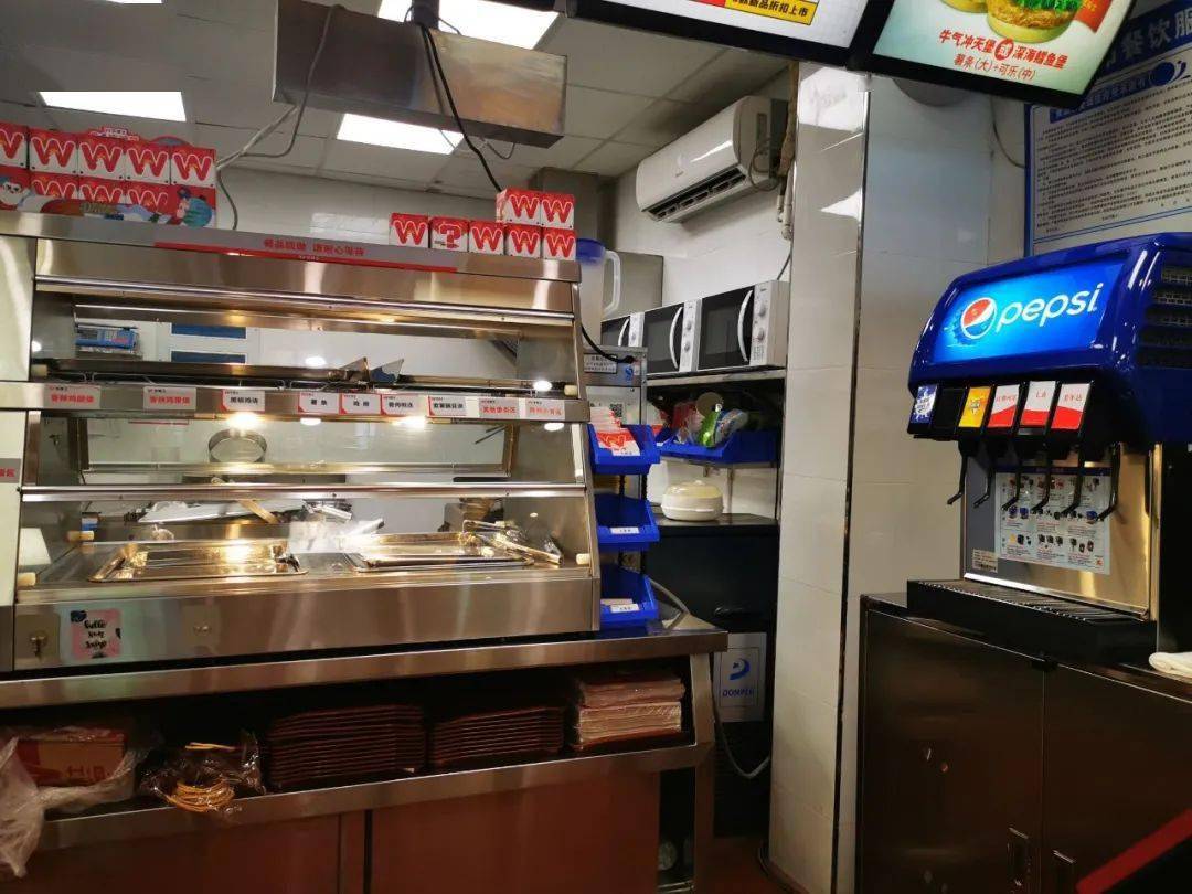 冲上热搜因后厨存在食品安全乱象近日知名快餐店"华莱士"抽油烟机清洗