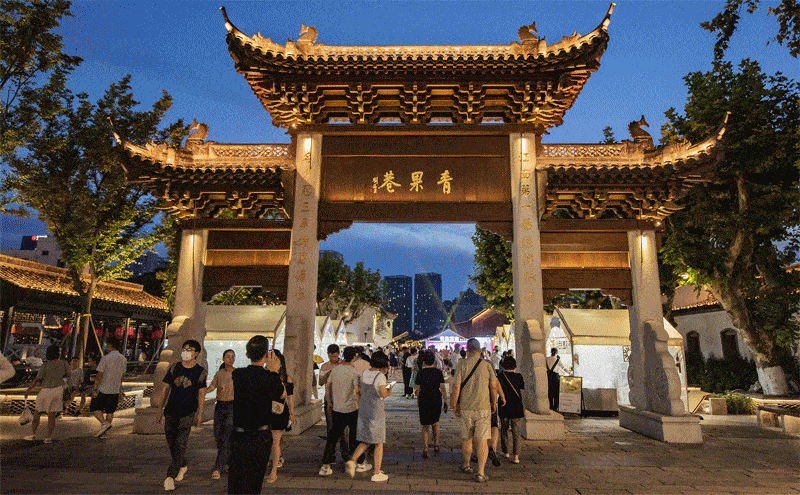 除了青果熙市,"红·潮——建党百年 文创集市",将迪诺水镇变成了大