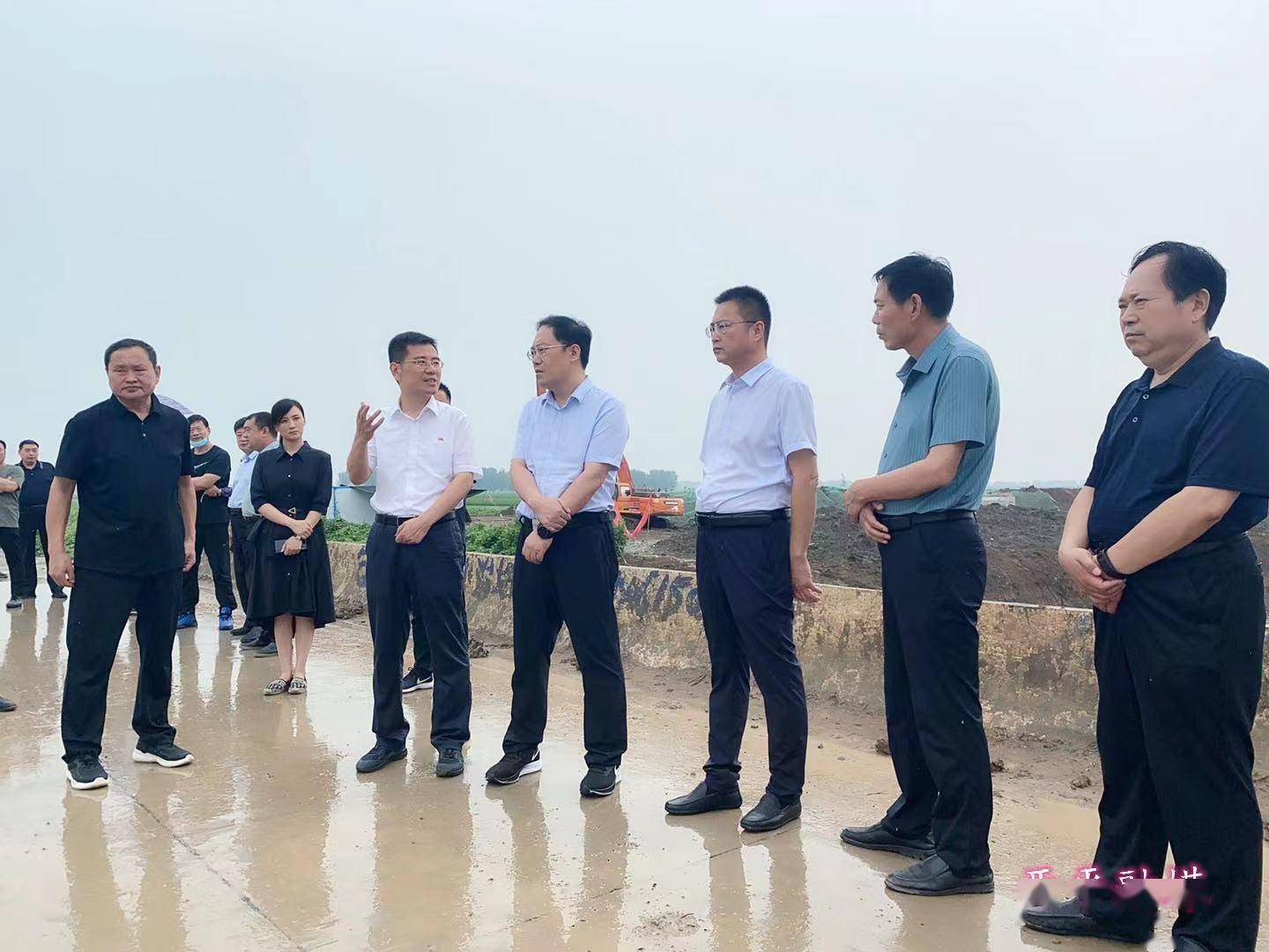 在县委书记李全喜,县委常委,常务副县长张鹏,副县长丁中华的陪同下