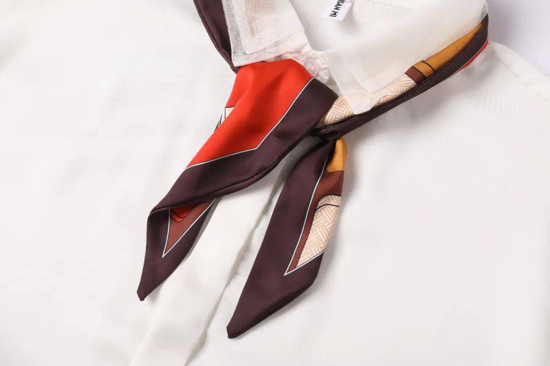 夏天|穿上瘦成纸片人的法式衬衫,优雅简约,舒适凉爽,限时送丝巾