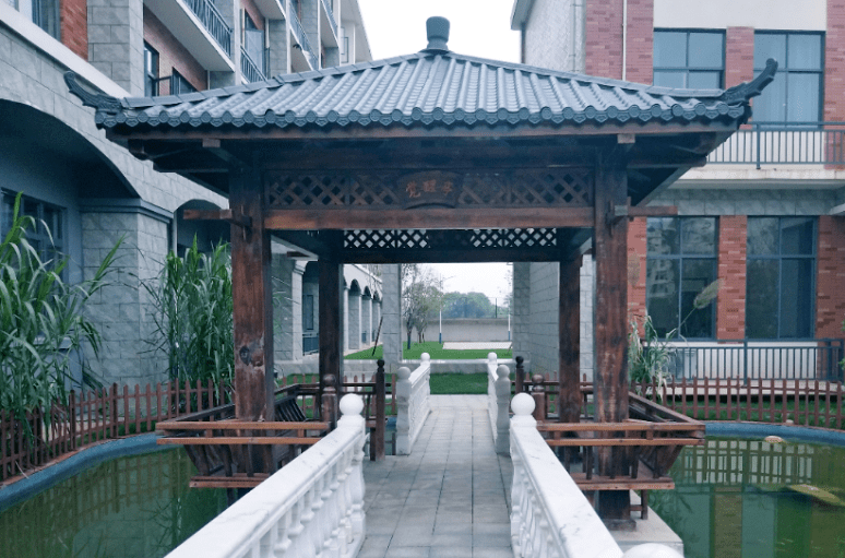 郡祁学校建成祁阳第一个灯光足球场,以后晚上也能足球比赛_教学