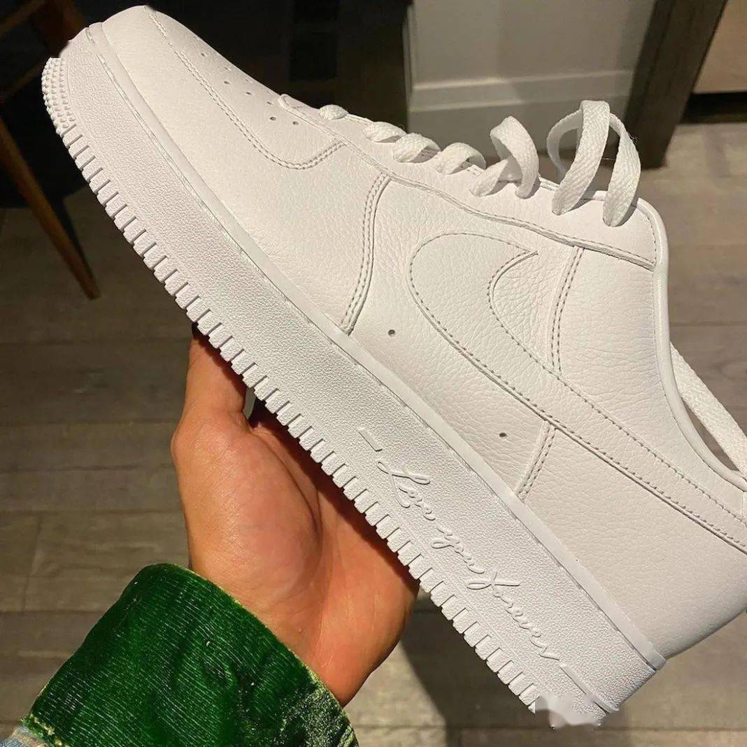 Drake x Nike合作实物终于泄露，这白色AF1就是联名？_Lover