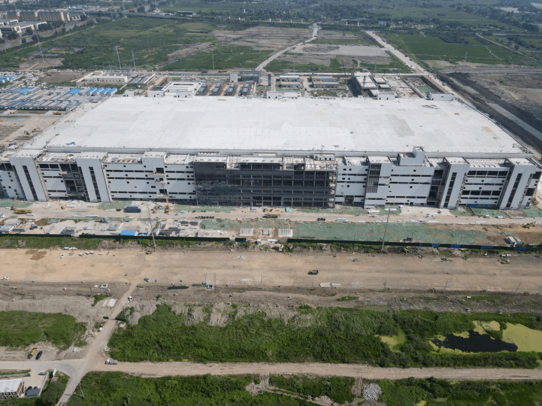 材料浙江泰嘉光电g85项目首台amhs设备搬入