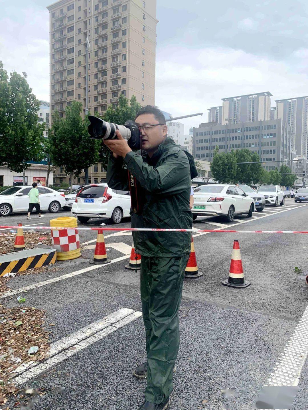 暴雨中，他们蹚积水、报汛情、拍救援......