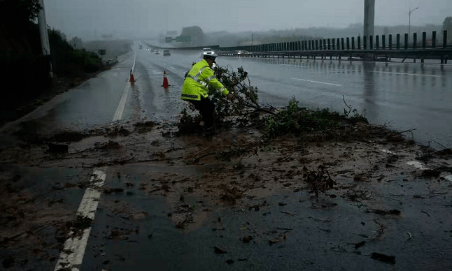 暴雨中的河南公安力量河南高速交警全力以赴保通保畅坚决打赢汛期抢险