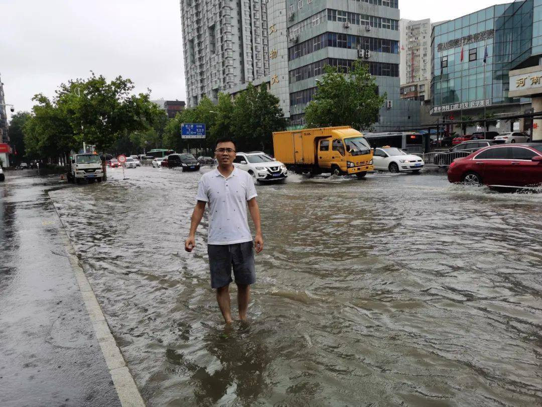 暴雨中，他们蹚积水、报汛情、拍救援......