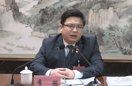 去年7月,李腾任南平市委常委,市纪委书记,36岁的他升副厅级.