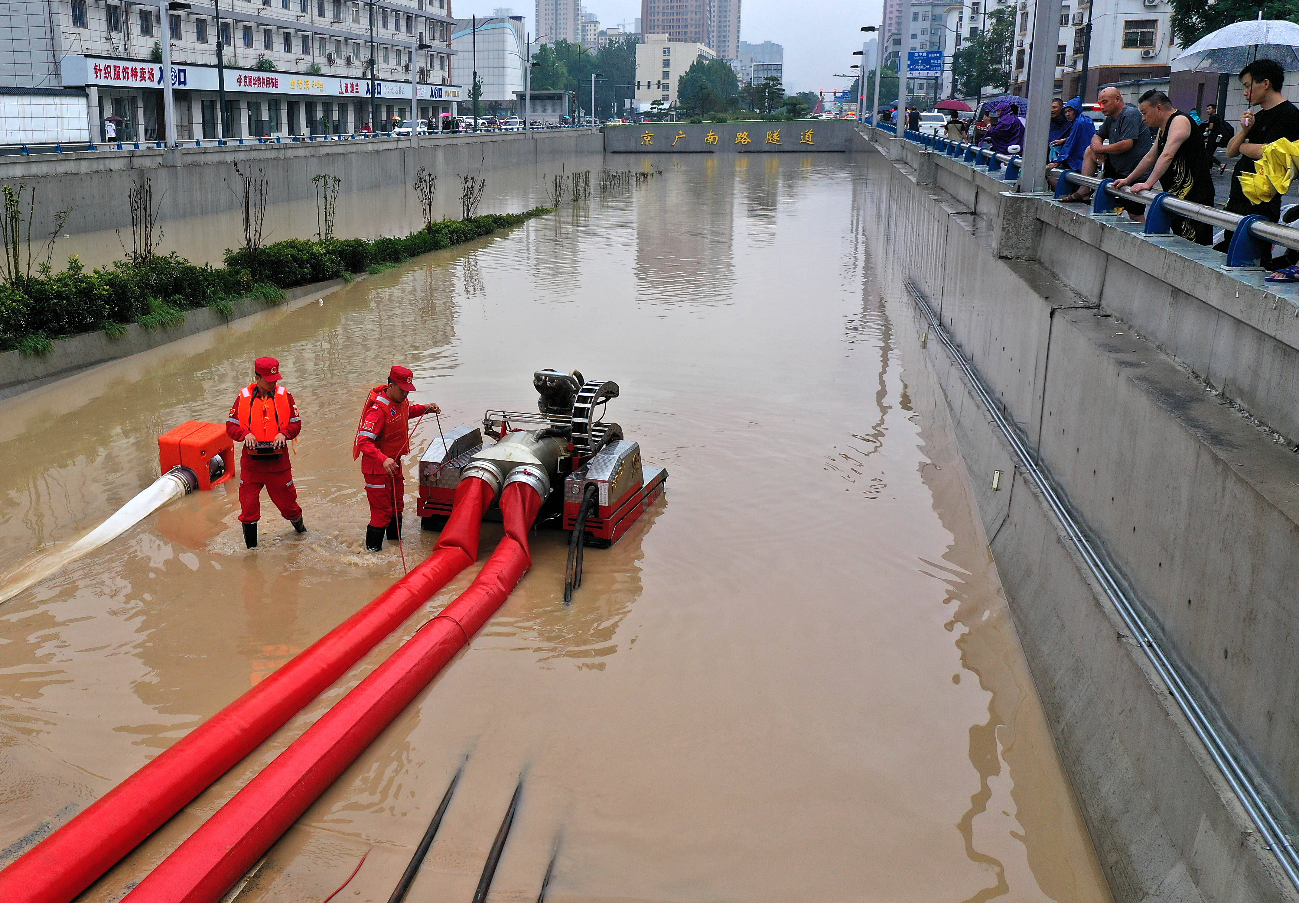 郑州暴雨救灾图片图片