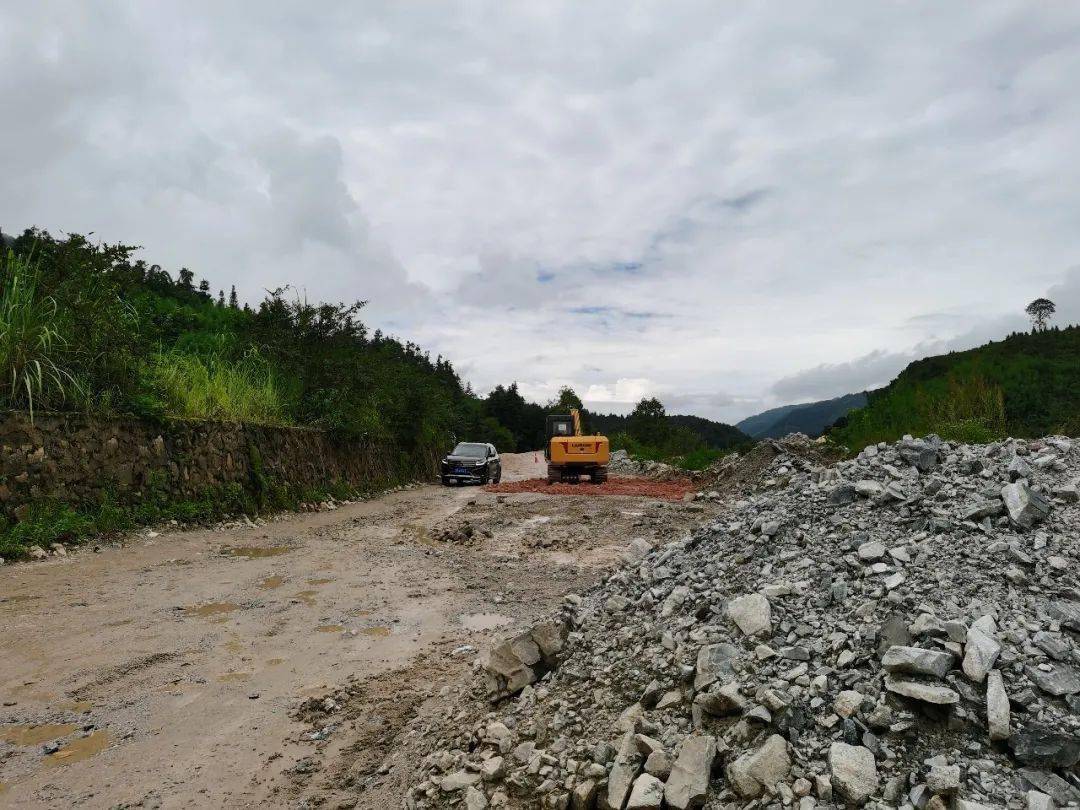 箇舊境內多路段因暴雨坍方主管部門全力保通過往車輛注意謹慎通行