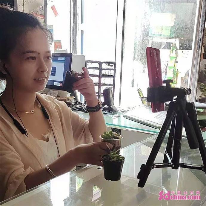 青年|“折翼天使”直播带货带来50万粉丝，菏泽残疾青年毕静静成“网红”