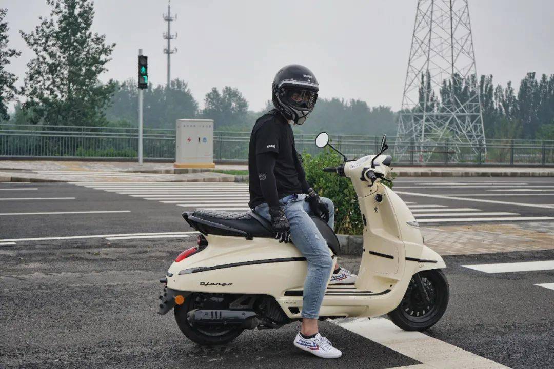 机车网车评姜戈150告别千篇一律的直男踏板