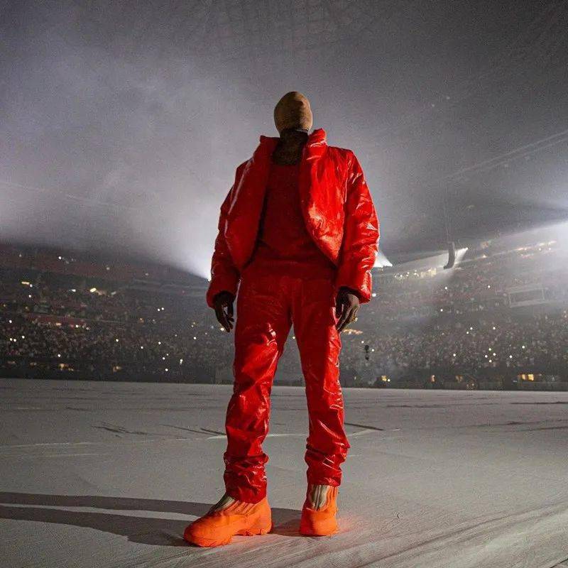 母亲|Kanye 丝袜套头模仿《阿基拉》！Yeezy 新鞋型完整曝光！