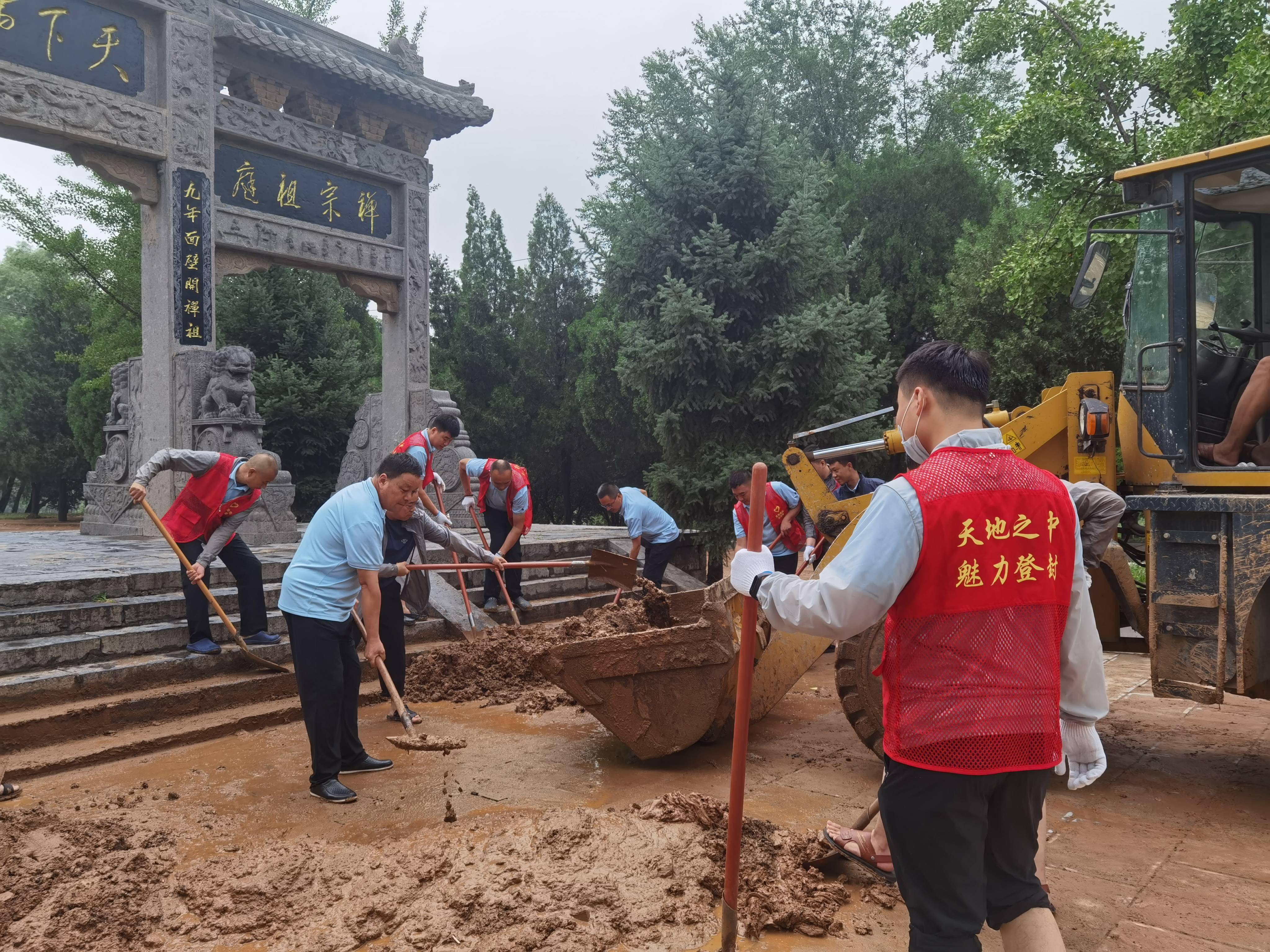 嵩山少林寺的雨中固防：积极响应、有序抢险