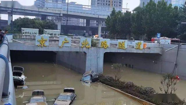 郑州720特大暴雨地铁图片