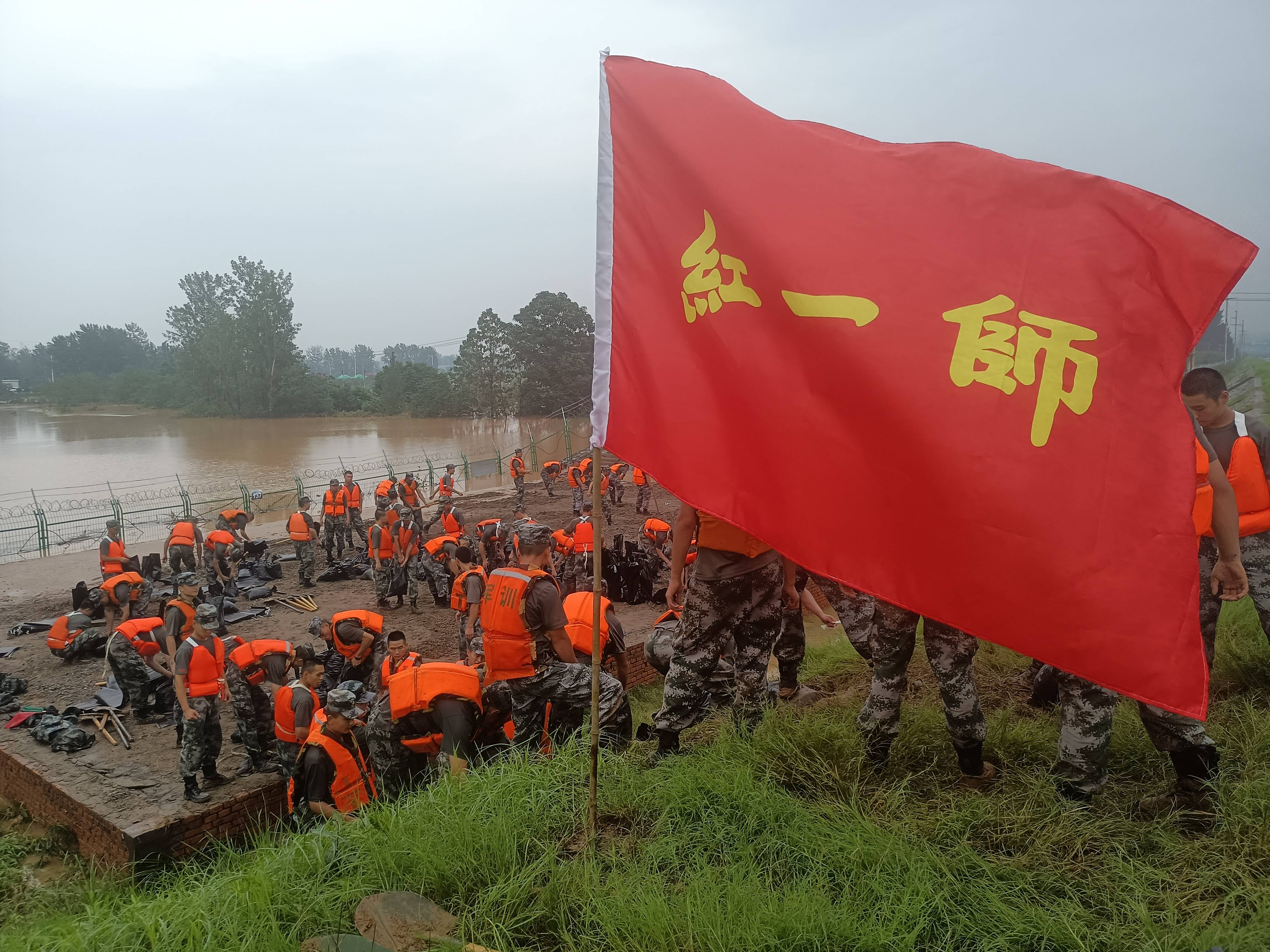 抗洪抢险见闻7月22日,陆军第83集团军某旅官兵在河南省安阳市南水北调