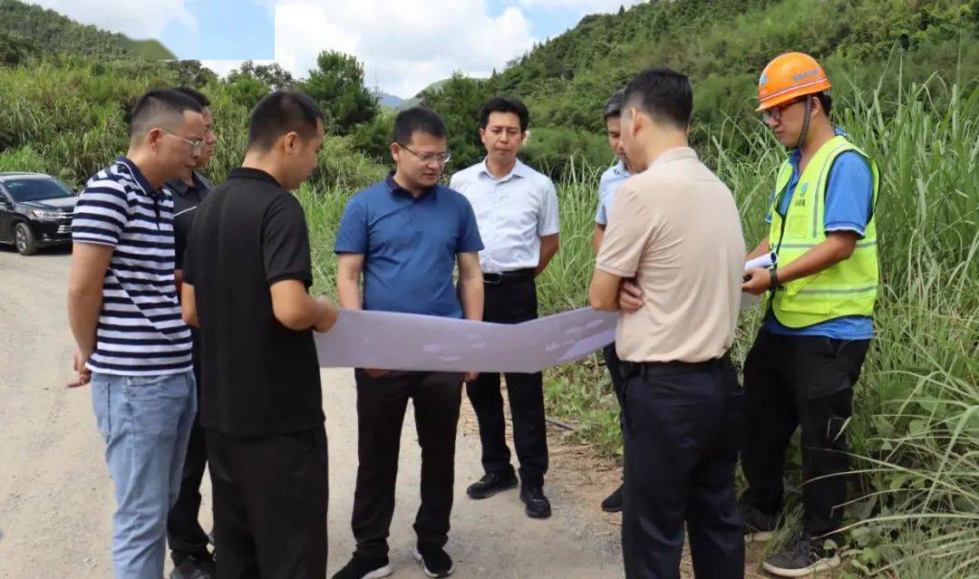 在横十线工程项目小池隧道南山出口现场,丘小林实地