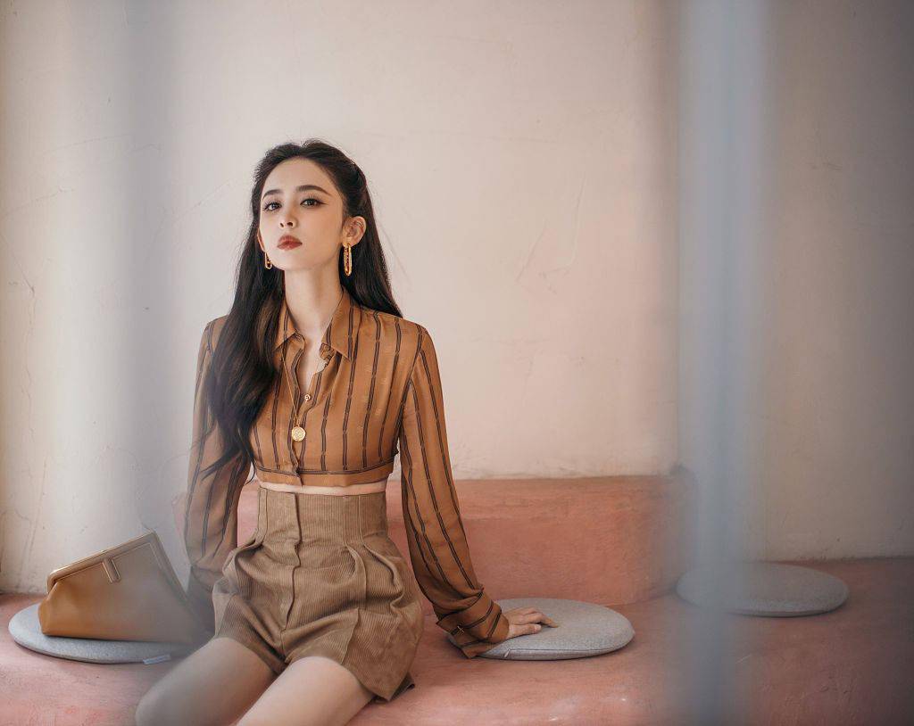 娜扎|娜扎枫糖色造型演绎夏日浪漫 优越颜值配精致编发明艳动人