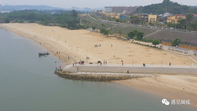 (闽江江畔61程强/摄)感叹间,江岸白沙滩上开始嘈杂起来.