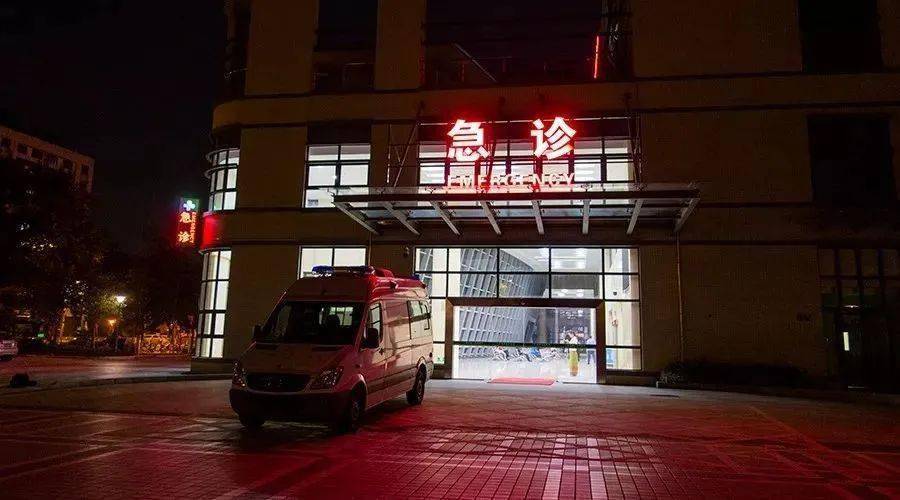 我赶忙跑去急诊,凯哥正坐在诊室里看 ct 片子,一脸凝重.