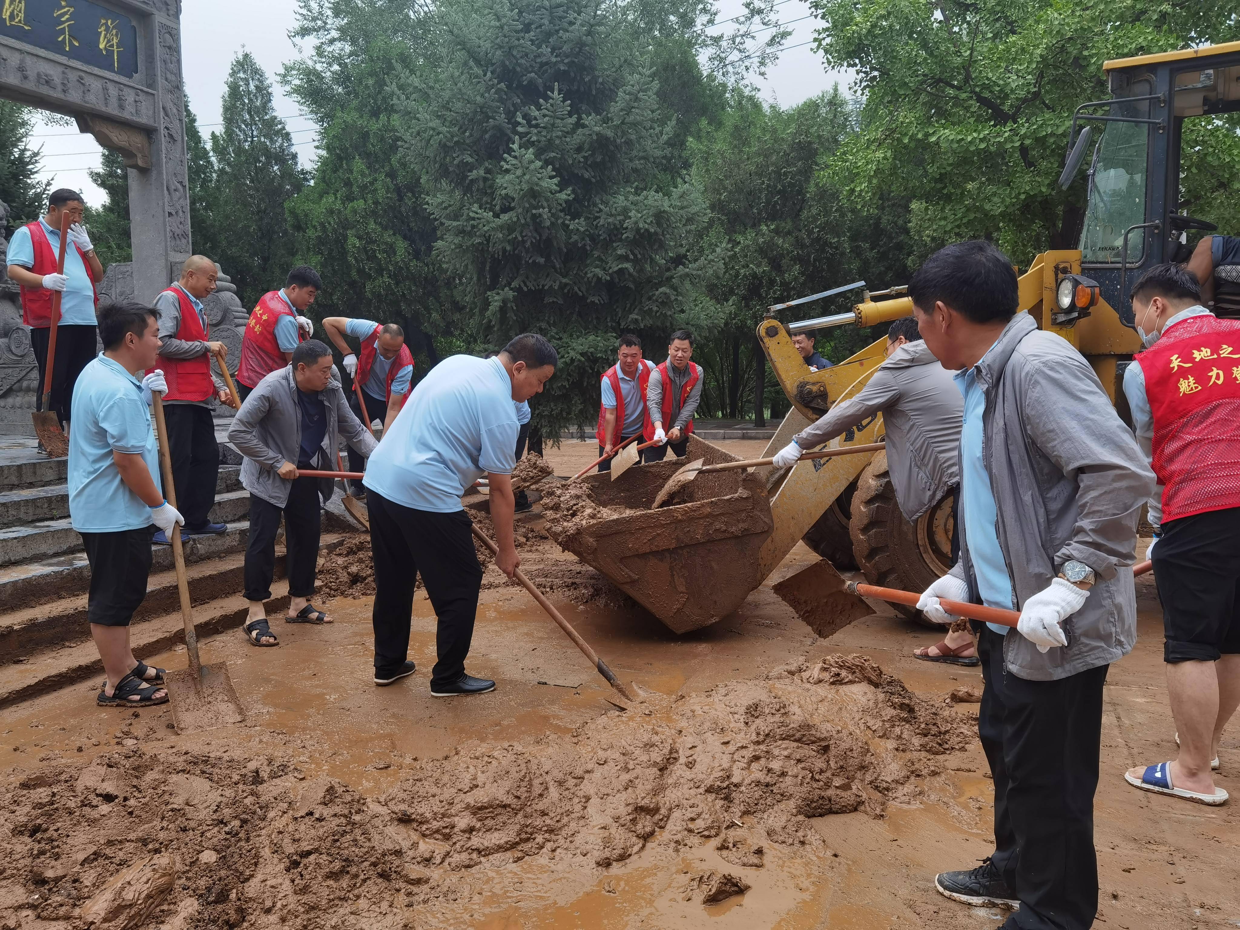 嵩山少林寺的雨中固防：积极响应、有序抢险