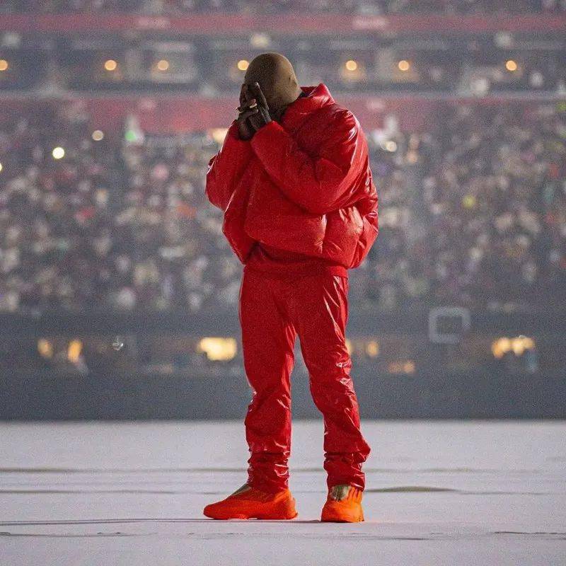 母亲|Kanye 丝袜套头模仿《阿基拉》！Yeezy 新鞋型完整曝光！