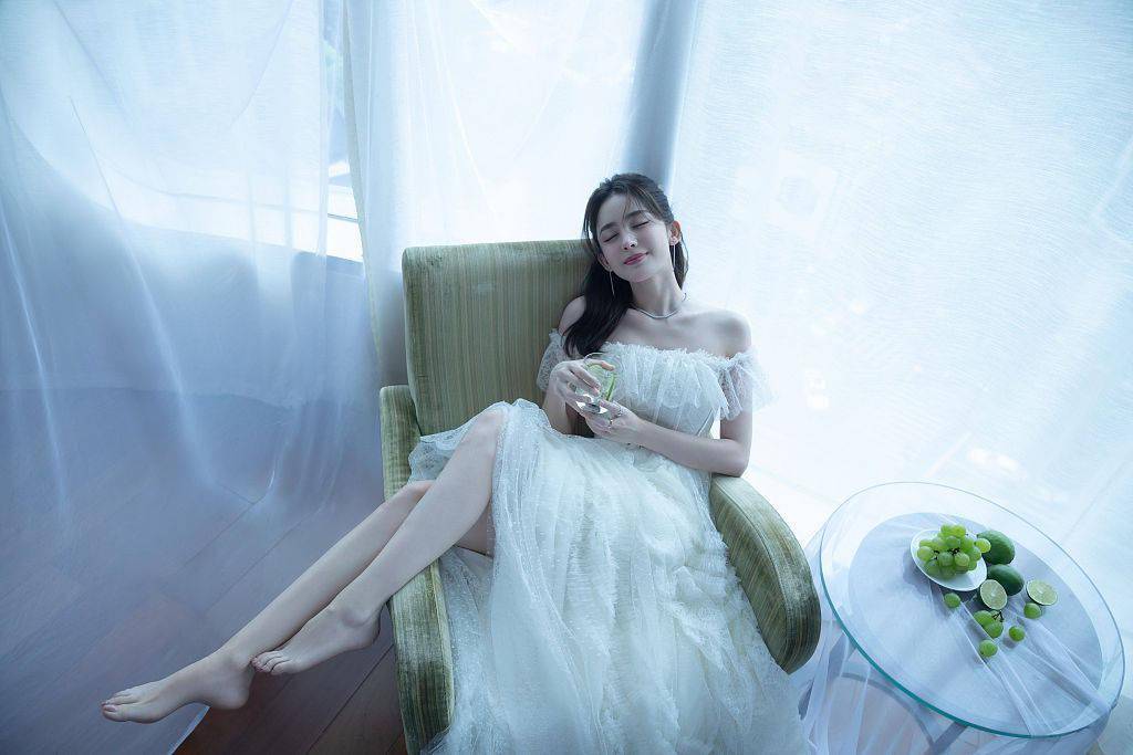 Tiffany|娜扎穿Georges Chakra一字肩礼服 甜美优雅