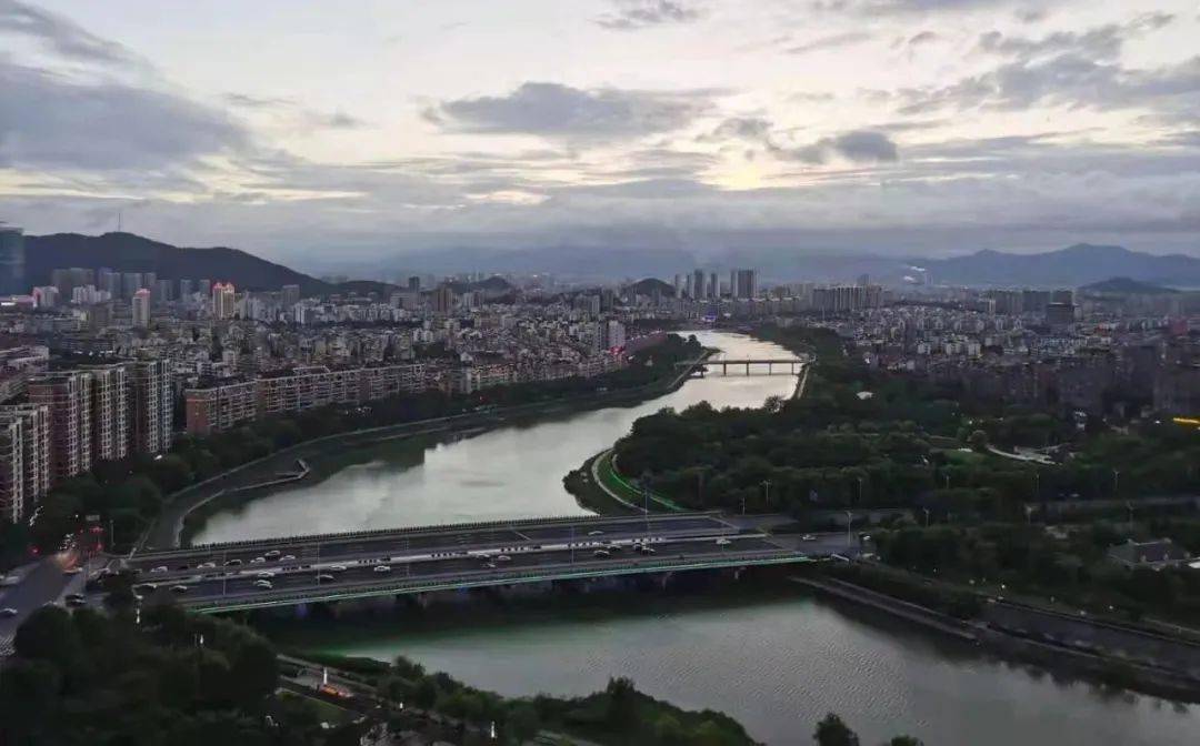台风紧急警报诸暨正式进入7级风圈浦阳江水位高涨接下来还有暴雨吗