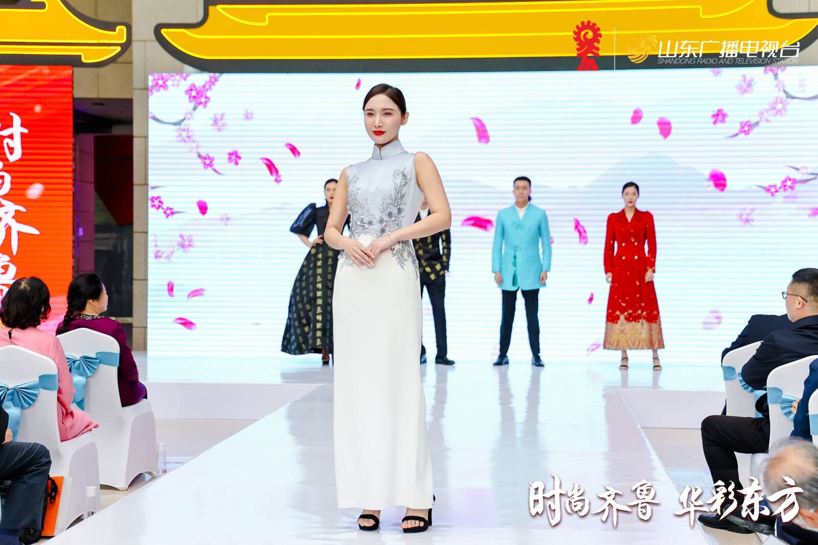 定义|“中国当代‘华服’定义与规范学术论证会”在清华大学举行