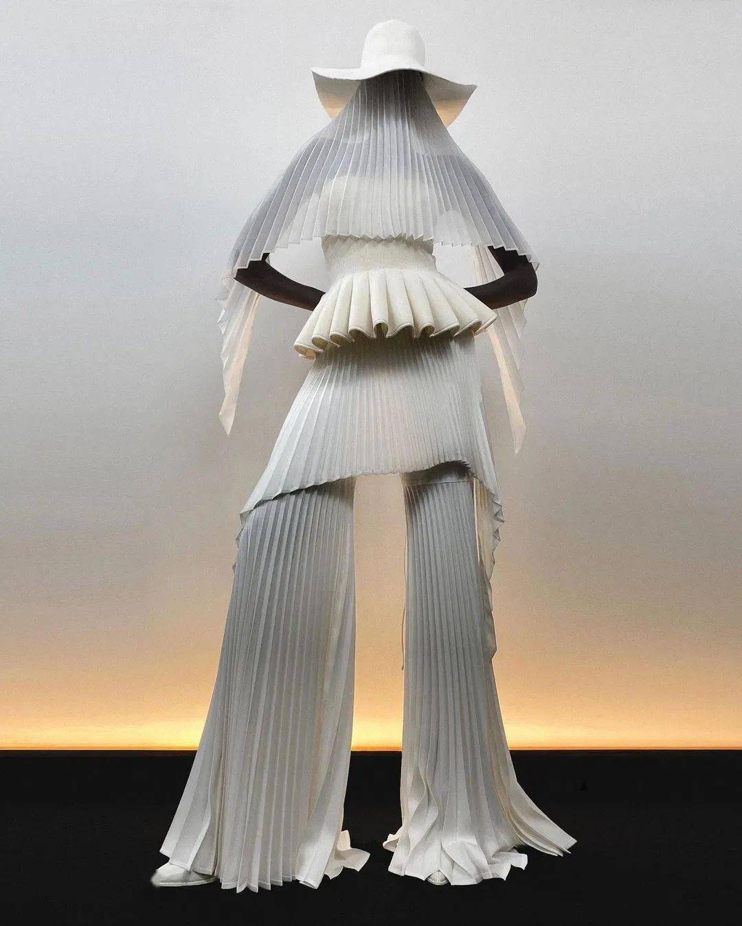 服装|灵感元素｜源自燕子的浪漫设计