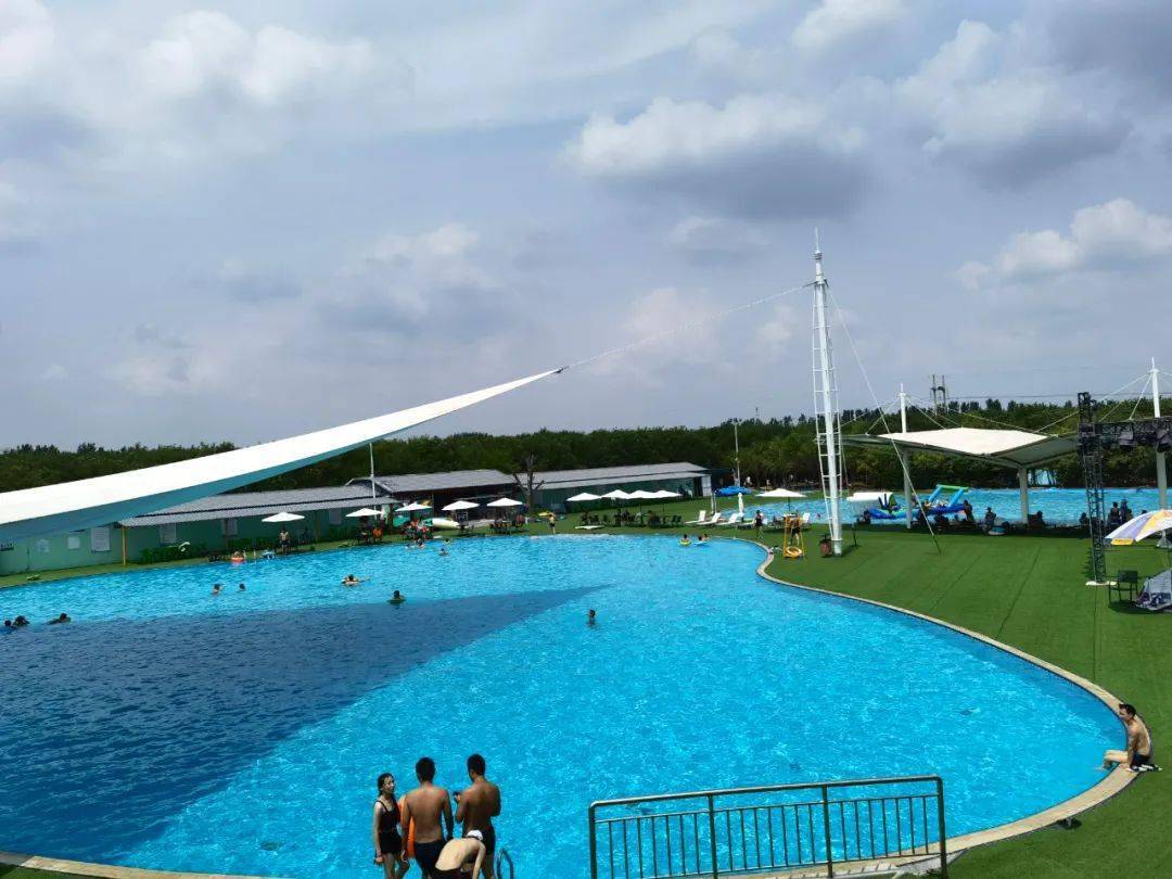 目前,已建成投用超大露天泳池,儿童戏水池,大型水上滑道,浪漫秋千林