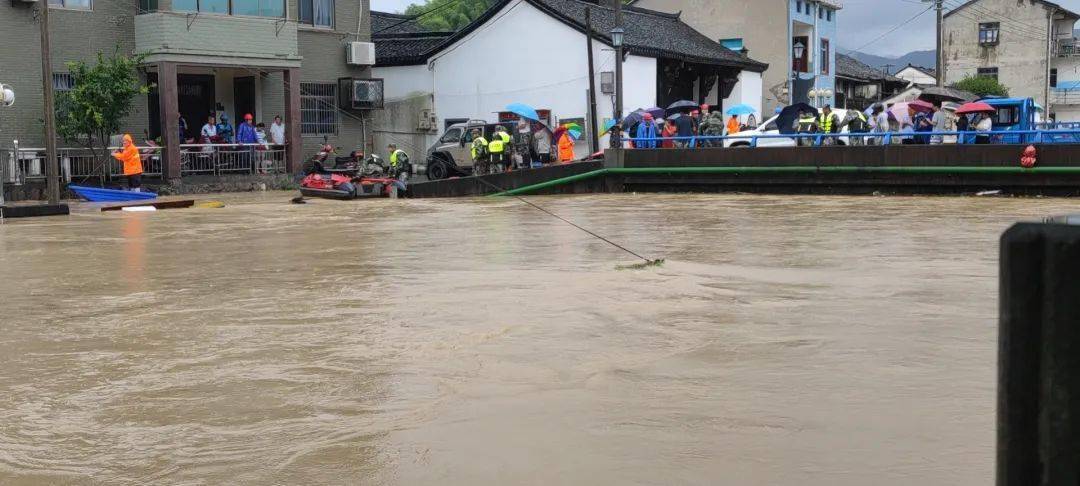台风侵袭浙江山洪冲入村庄房子被淹
