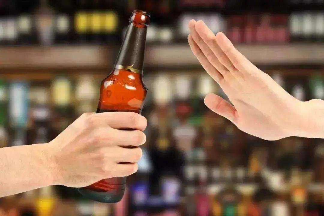 喝酒使人变傻酗酒会加速老年痴呆症的发生并加重症状