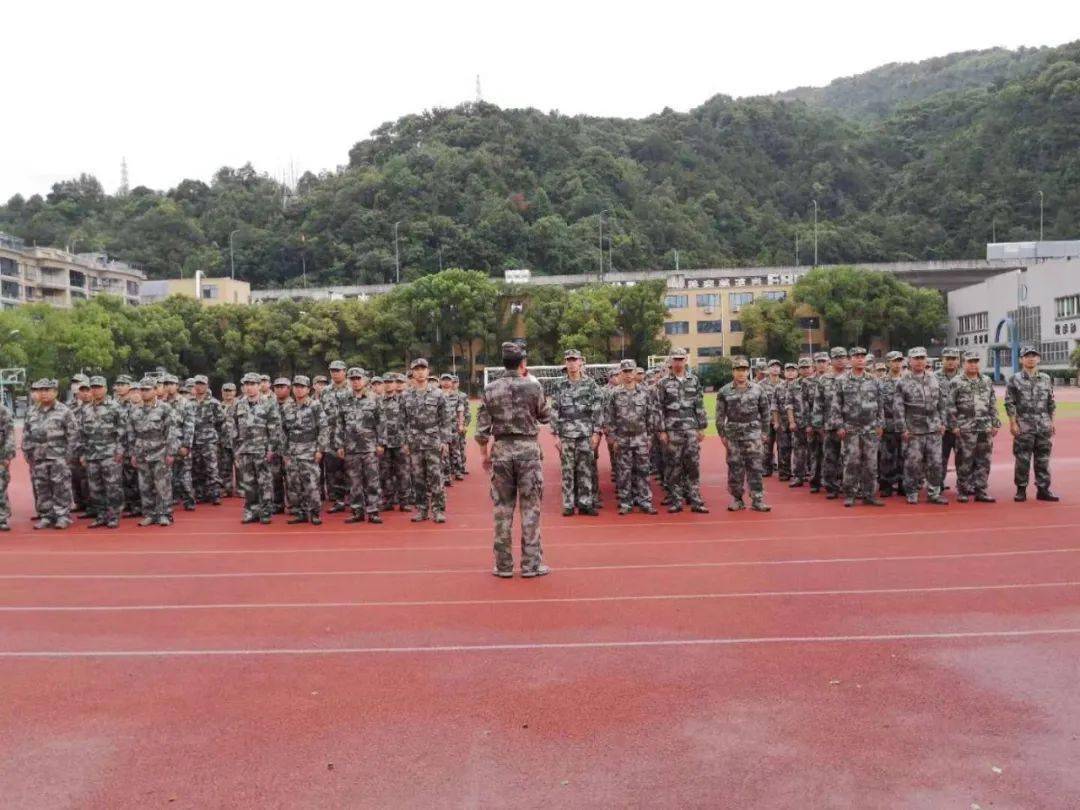 7月24日,实验中学开放教室,操场等为黄岩区民兵预备役部队集结提供