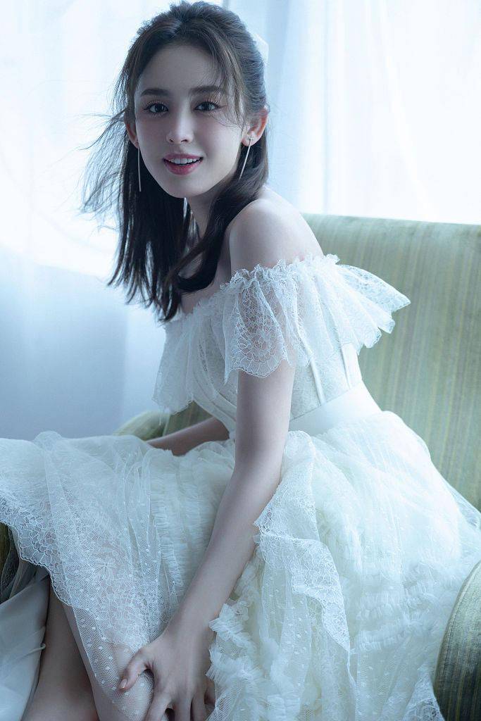 Tiffany|娜扎穿Georges Chakra一字肩礼服 甜美优雅