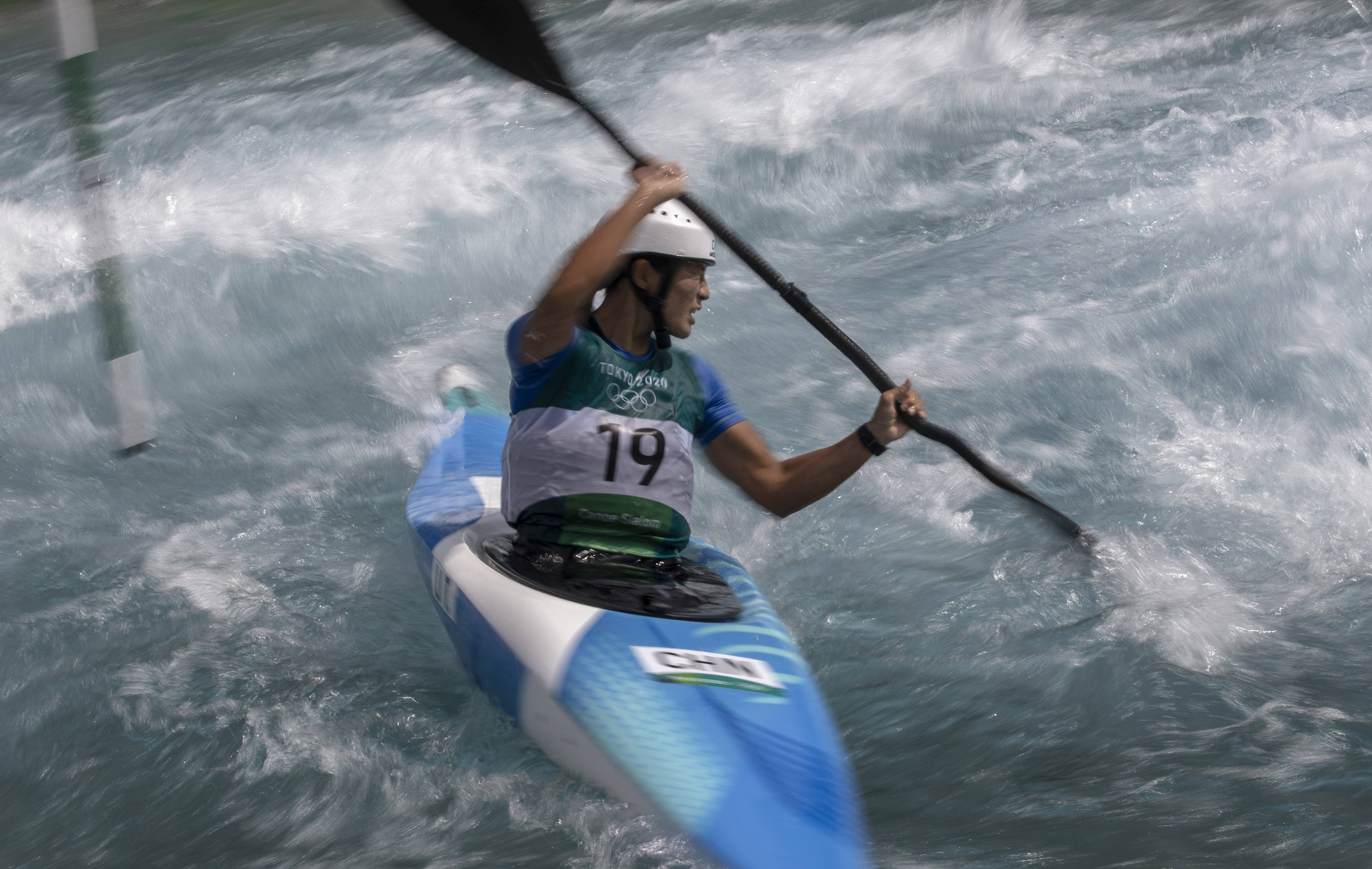 皮划艇激流回旋——李彤晋级半决赛_新华社
