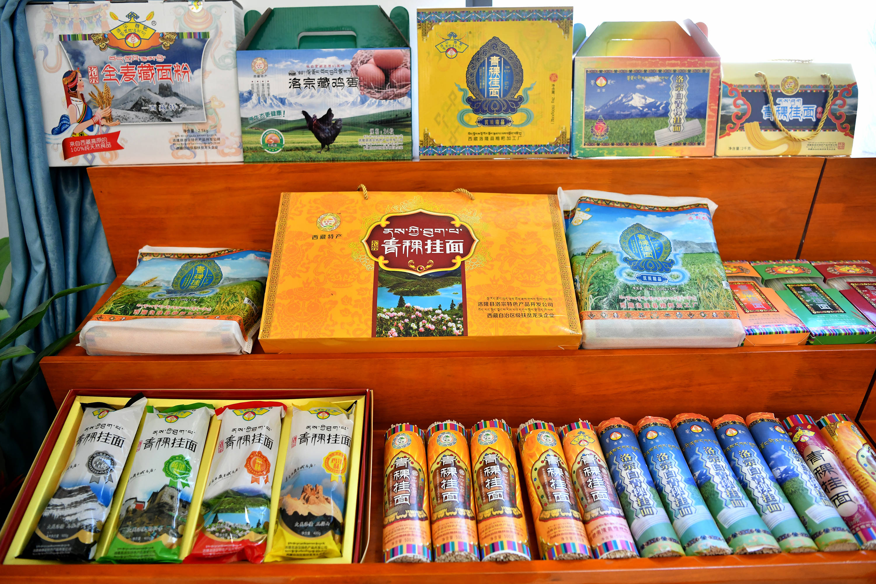 洛宗特色产品开发公司生产的青稞挂面等深加工产品(7月24日摄).