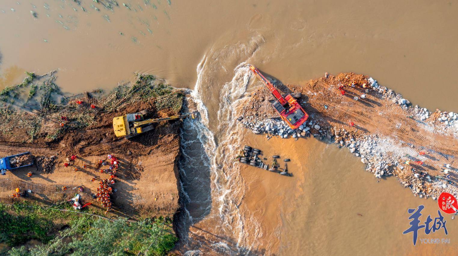 一线特写激流鏖战最后4米河南浚县卫河决口仍在抢堵