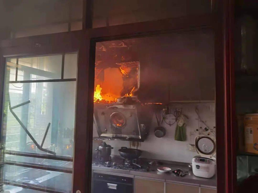 就付个车费,鄂州一家厨房烧了.