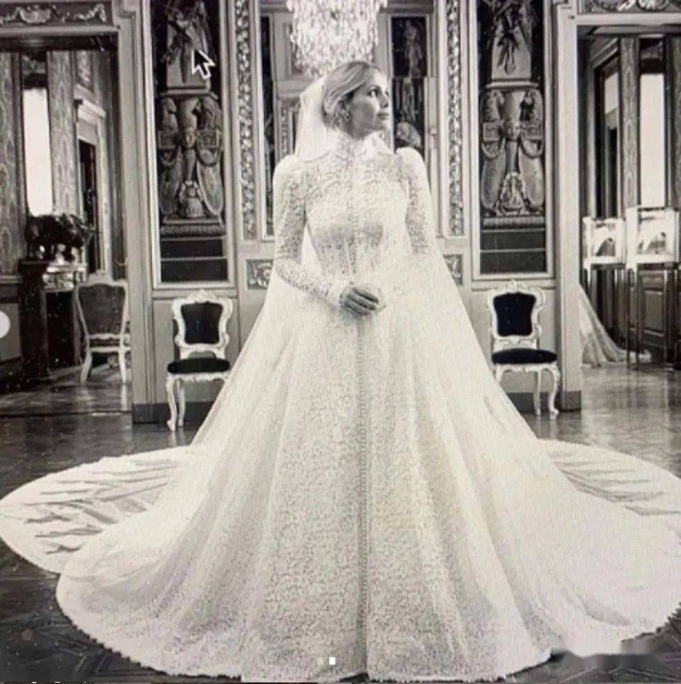 凯蒂连续变装多次,先是身着手工定制的蕾丝婚纱出场,神似摩洛哥王妃格
