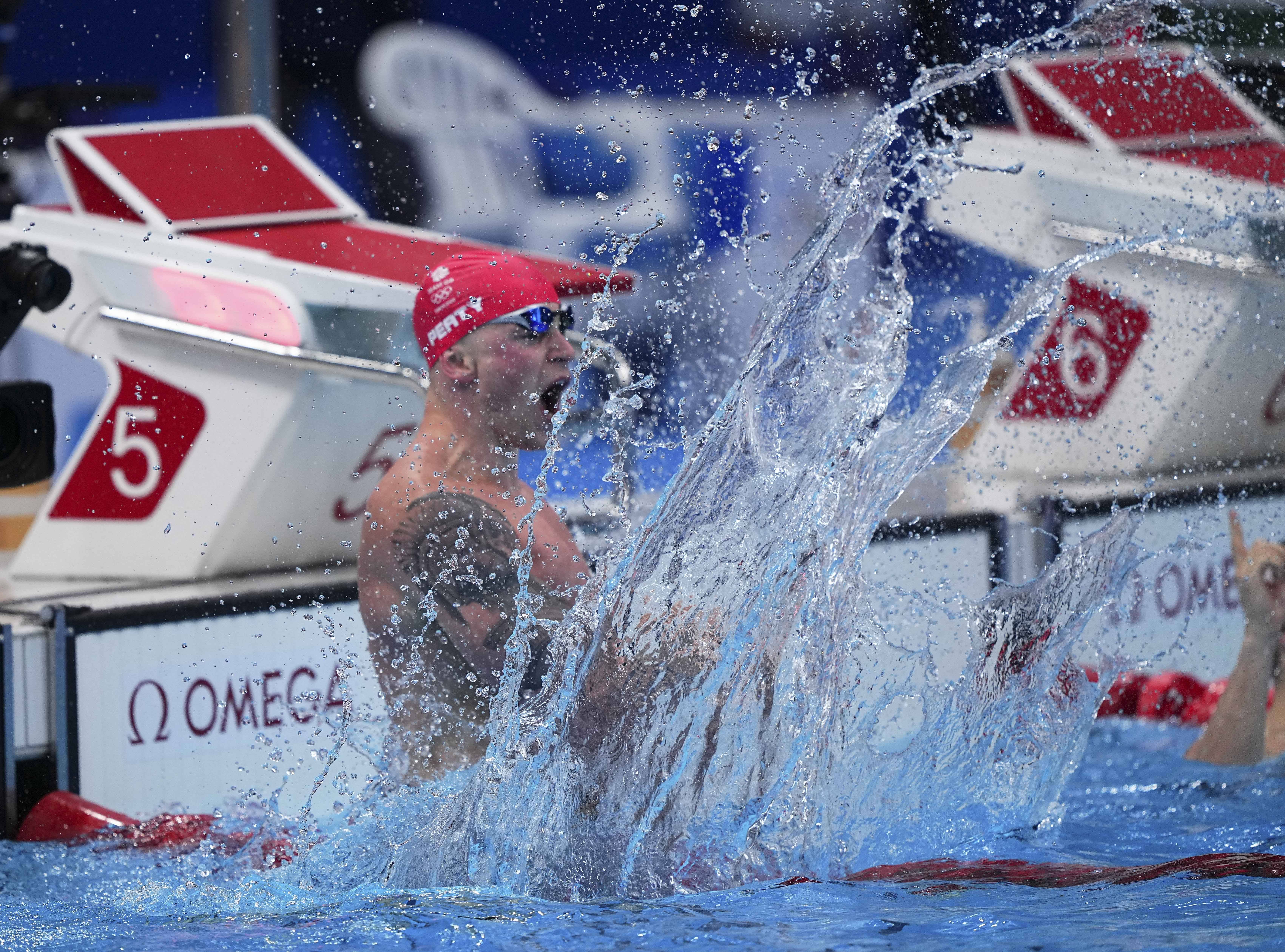 游泳—英国选手夺得男子100米蛙泳冠军