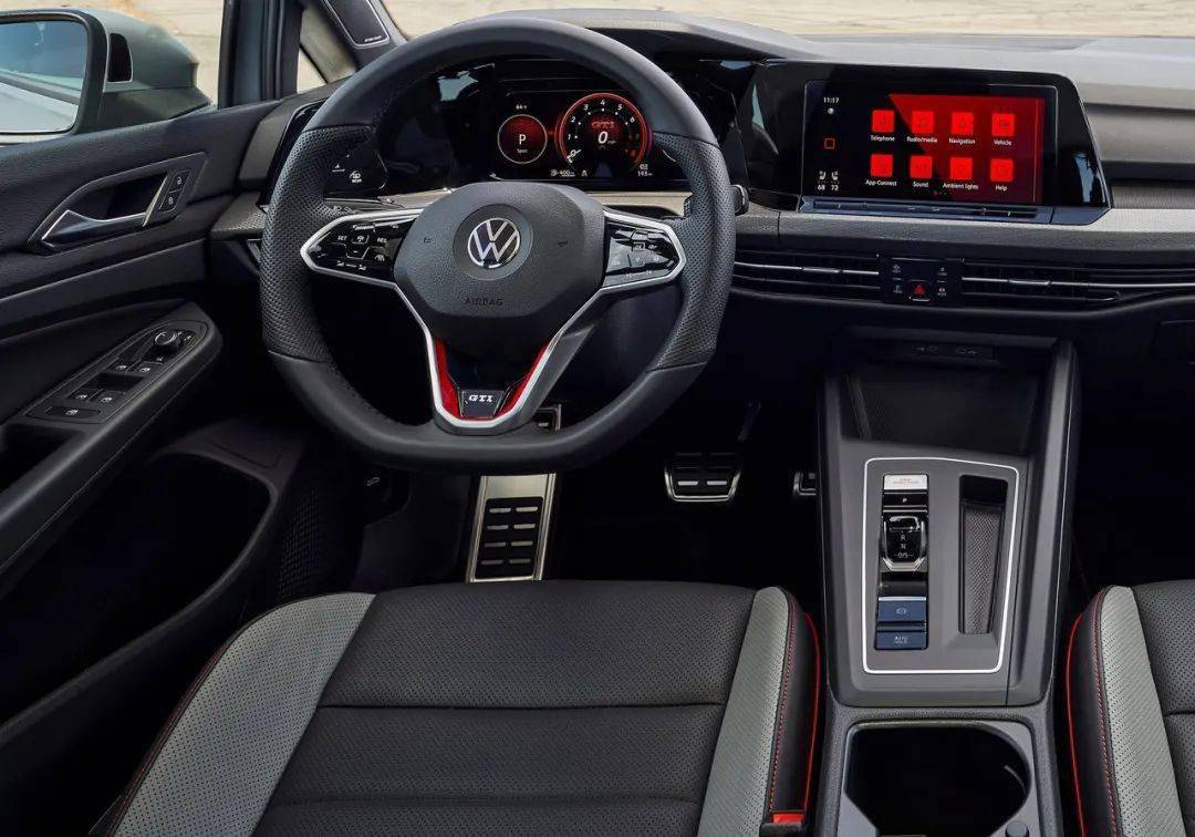 从两款新车的内饰来看,同样基于第八代高尔夫的设计,中控采用连屏设计