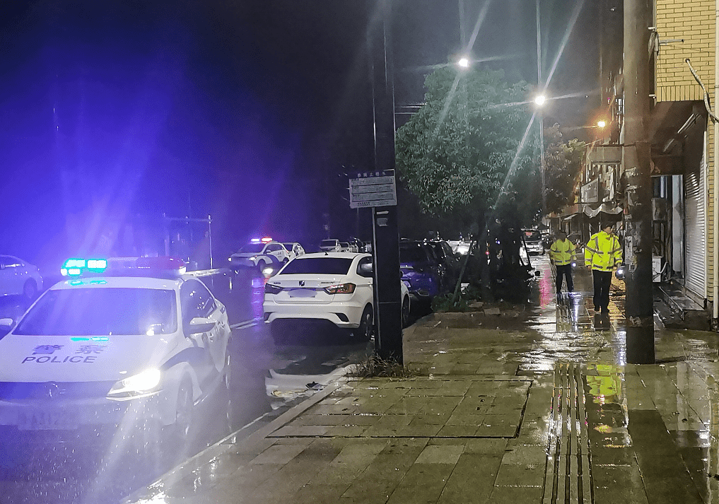 台风夜 杭州10岁男孩带着帐篷 衣服 这是要去冒险 刘先生
