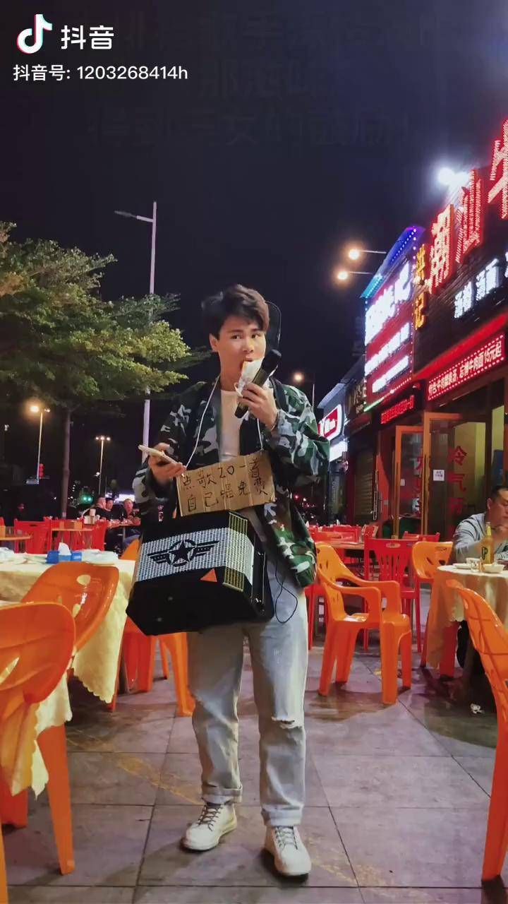 大排档歌手卖唱,小姐姐会做出怎样的举动?热门 搞笑 音乐